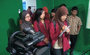 FOTO KUNJUNGAN  ALFA CENTER SRAGEN : Alfa Center Sragen Kunjungi Studio Solopos TV