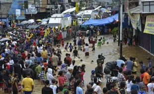 FOTO BANJIR JAKARTA : Jalan Jatinegara Terputus