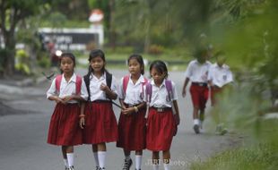 FOTO HARI PERTAMA MASUK SEKOLAH :  Berangkat Sekolah 