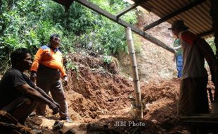 LONGSOR KLATEN : Bukit Kapur Bayat Longsor, Timpa Rumah di Tengah Malam