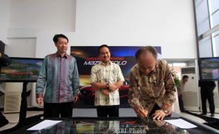 FOTO PERESMIAN DEALER MAZDA : Menandatangani Prasasti