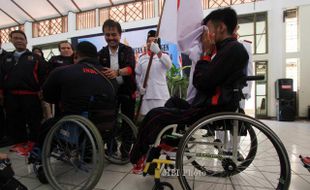 FOTO PELEPASAN KONTINGEN : Mencium Bendera 