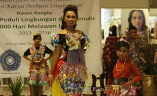 FOTO FASHION SHOW : Gaun Dari Sampah