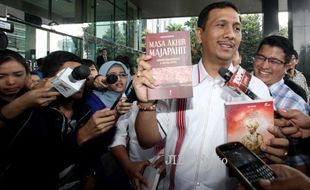 FOTO GEDE PASEK JENGUK ANAS : Menunjukkan Buku