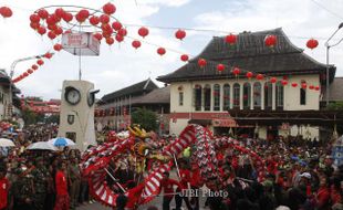 FOTO GREBEG SUDIRO : Atraksi Liong 