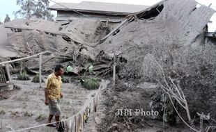 FOTO DAMPAK ERUPSI SINABUNG : Tertutup Debu Vulkanik