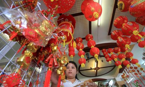 FOTO IMLEKS 2014 : Menata Berbagai Hiasan Pernik Imlek