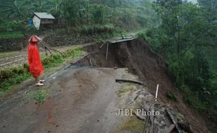 BANJIR KLATEN : Tergerus Banjir, Dapur dan Kamar Mandi Ini Menggantung di Atas Kali