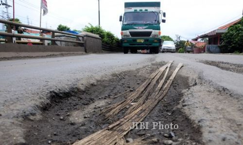  JEMBATAN COMAL AMBLES : Sepeda Motor Dialihkan Lewat Jembatan Lori Pasongan