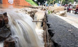 FOTO BANJIR JAKARTA : Jembatan di Jl. TB Simatupang Ambles Tergerus Banjir