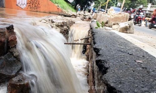 BANJIR JAKARTA : Pintu Air Manggarai Menuju Siaga I