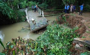 FOTO BANJIR KUDUS : Jembatan Putus