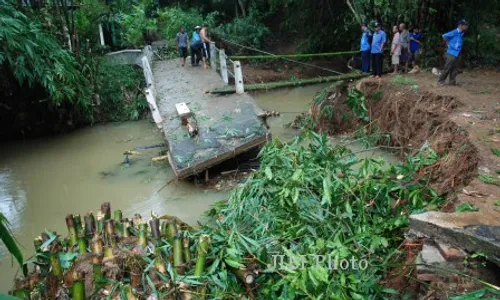 FOTO BANJIR KUDUS : Jembatan Putus