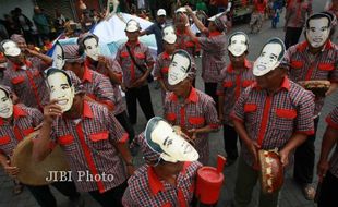 JOKOWI NYAPRES : Dukung Jokowi, Ratusan Warga DIY Pawai Budaya