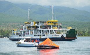 FOTO KAPAL TENGGELAM LOMBOK : Pencarian Korban 