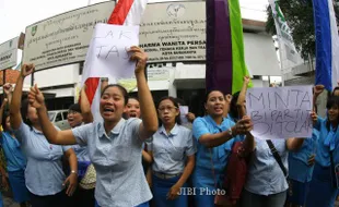 FOTO KARYAWAN LUWES GADING : Unjuk Rasa Karyawan Luwes Gading