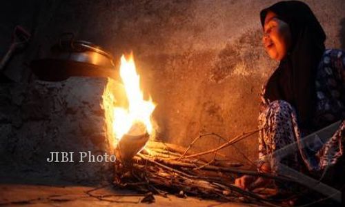 KENAIKAN HARGA ELPIJI : Warga Pilih Gunakan Kayu Bakar