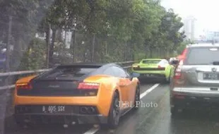 BANJIR JAKARTA : Ibu Kota Banjir, Lamborghini Ini Melenggang Dikawal Polisi