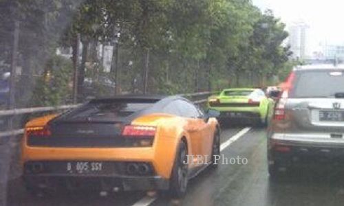 BANJIR JAKARTA : Ibu Kota Banjir, Lamborghini Ini Melenggang Dikawal Polisi