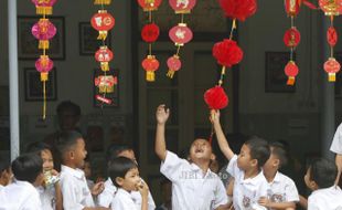 TAHUN BARU IMLEK : Lampion Siswa Sambut Datangnya Tahun Kuda  