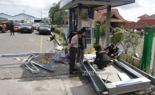 FOTO LEDAKAN ATM : Melakukan Olah TKP