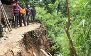 LONGSOR KLATEN : 4 Rumah di Bukit Cakaran Rawan Longsor