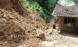 LONGSOR WONOGIRI : Longsor Landa Karangtengah Wonogiri, Rumah-Rumah Rusak, Jalan Putus