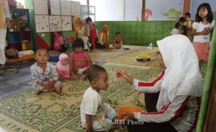 FOTO BABY DAYCARE LAZUARDI : Merawat Balita