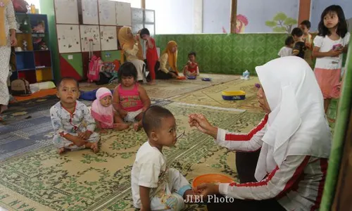 FOTO BABY DAYCARE LAZUARDI : Merawat Balita