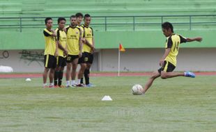 INTER ISLAND CUP 2014 : Gol Telat Ericks Weeks Batalkan Kemenangan Persib Atas Mitra