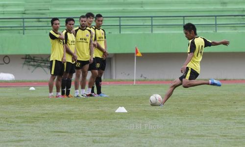 INTER ISLAND CUP 2014 : Gol Telat Ericks Weeks Batalkan Kemenangan Persib Atas Mitra