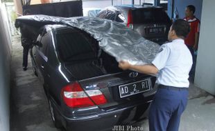 FOTO MOBIL RINA IRIANI : Memasang Penutup Mobil