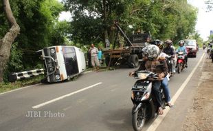 Diduga Ban Gundul, Daihatsu Hijet Terguling