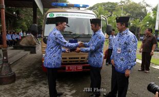 FOTO PENYERAHAN MOBIL URC : Penyerahan Mobil Operasional URC