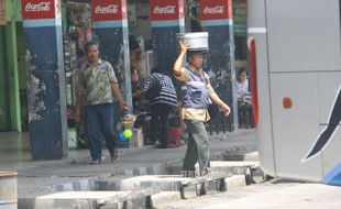 Sering Dirazia Satpol PP, Pedagang Asongan Merasa Tak Dimanusiakan