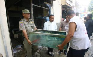 FOTO PEDAGANG IKAN HIAS PASAR GEDE : Memindahkan Akurium