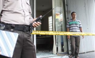 FOTO TKP BANK PANIN PALUR : Mengamankan Lokasi Olah TKP