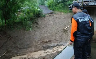 TANAH LONGSOR SUKABUMI : Tanah Longsor Benamkan Rumah Warga Cibadak