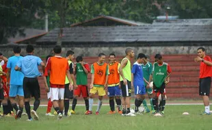 FOTO PERSIS SOLO : Memberikan Instruksi 