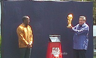 PIALA DUNIA 2014 : SBY Bisiki Dwight Yorke Soal Tim Favoritnya di Piala Dunia