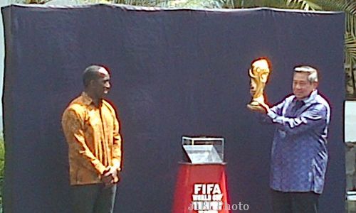 PIALA DUNIA 2014 : SBY Bisiki Dwight Yorke Soal Tim Favoritnya di Piala Dunia