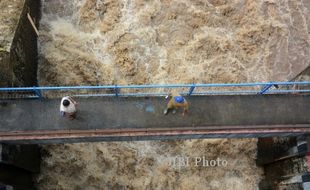 FOTO BANJIR JAKARTA : Tolak Sodetan Ciliwung