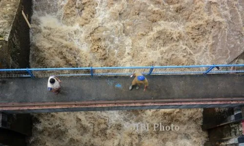 BANJIR JAKARTA : Hujan Guyur Jakarta, Ini Ketinggian Muka Air di Ciliwung