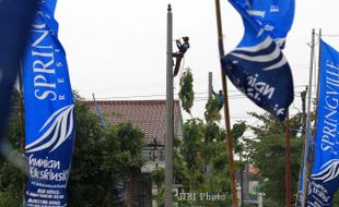 FOTO JARINGAN LISTRIK : Memasang Jaringan Listrik PLN 