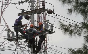 PEMADAMAN LISTRIK SEMARANG : PLN Perbaiki Jaringan, Sebagian Semarang Padam 7 Jam