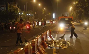 FOTO TAHUN BARU 2014 : Membersihkan Sampah