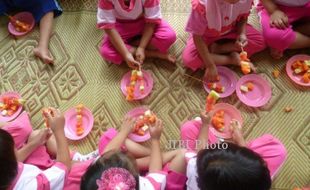 FOTO KEGIATAN SEKOLAH : Membuat Satai Buah 