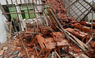 FOTO ATAP SEKOLAH AMBRUK :  Sebelas Siswa Terluka