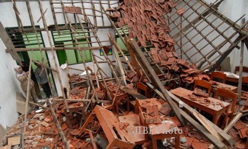 FOTO ATAP SEKOLAH AMBRUK :  Sebelas Siswa Terluka