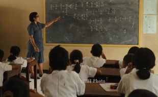 FOTO HARI PERTAMA MASUK SEKOLAH : Mengajar Siswa